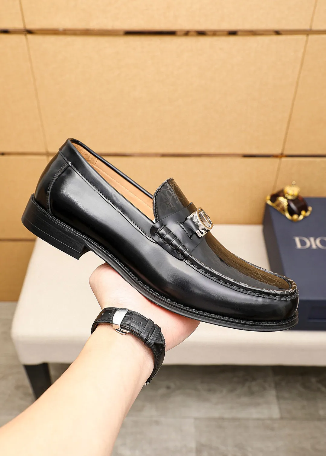 Men's shoes 💰480 💐 Product trademark: Dior "Dior" casual leather shoes Regular size: 39-44 (38.45.46🉑️Customized) Product materials: Selected Italian imported first-layer open-edge beaded cowhide leather upper + classic hardware buckle, imported water-dyed 🐂 cowhide lining. Strong three-dimensional visual effect, original outsole Color: 3⃣️colors available